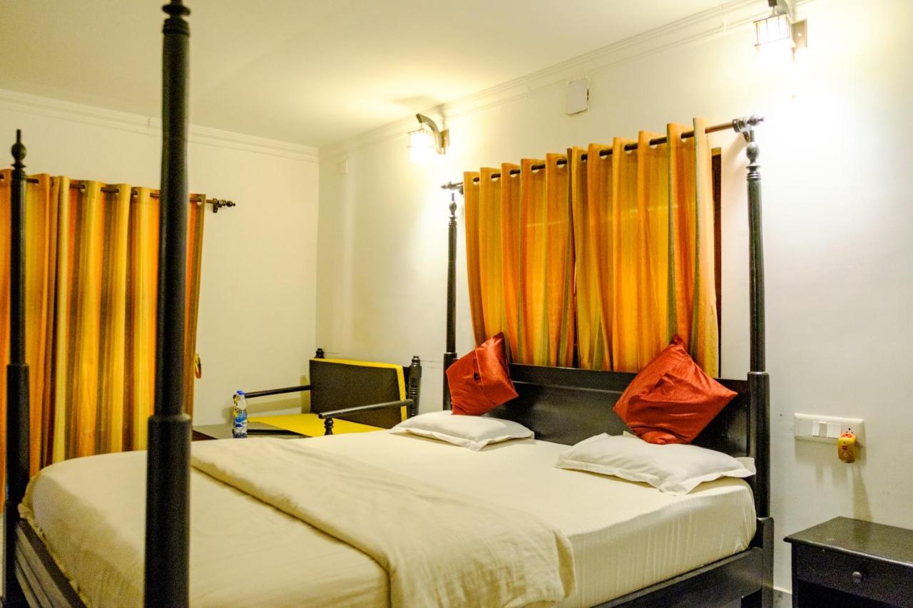 Raktokorobi Karu Gram Hotel Sri Niketan Buitenkant foto