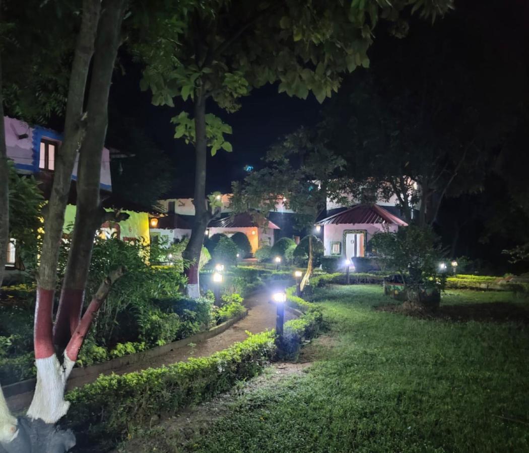 Raktokorobi Karu Gram Hotel Sri Niketan Buitenkant foto