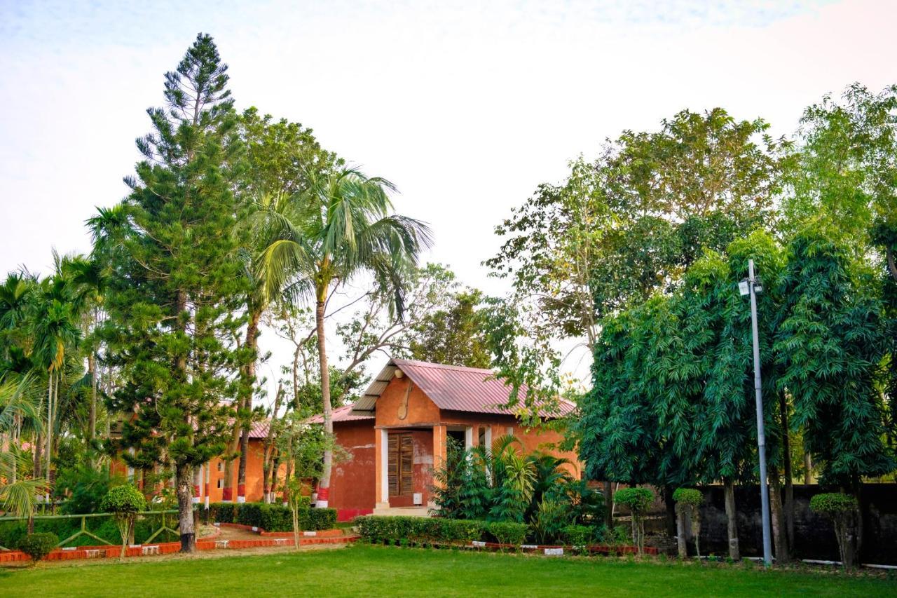 Raktokorobi Karu Gram Hotel Sri Niketan Buitenkant foto