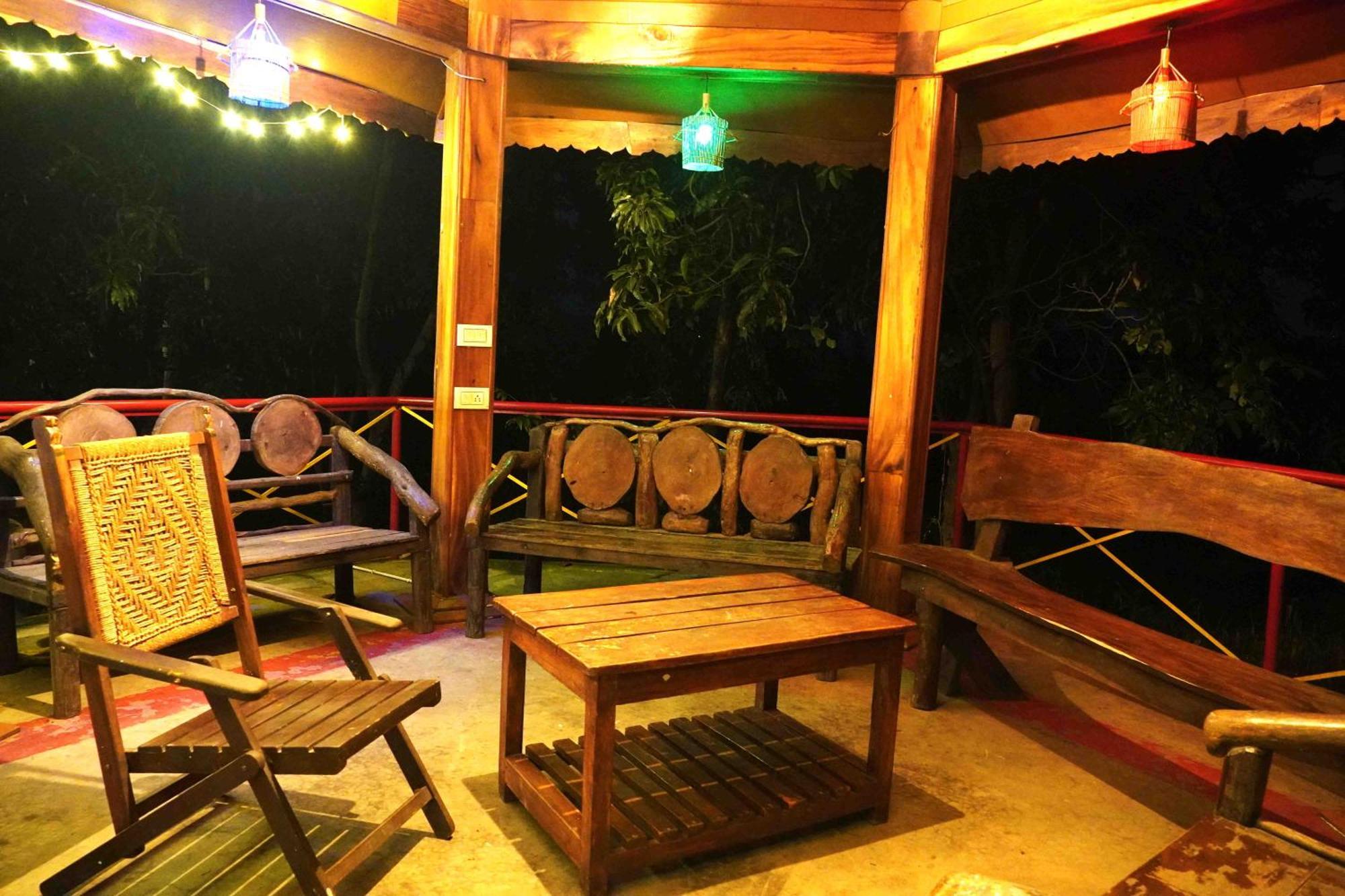 Raktokorobi Karu Gram Hotel Sri Niketan Buitenkant foto