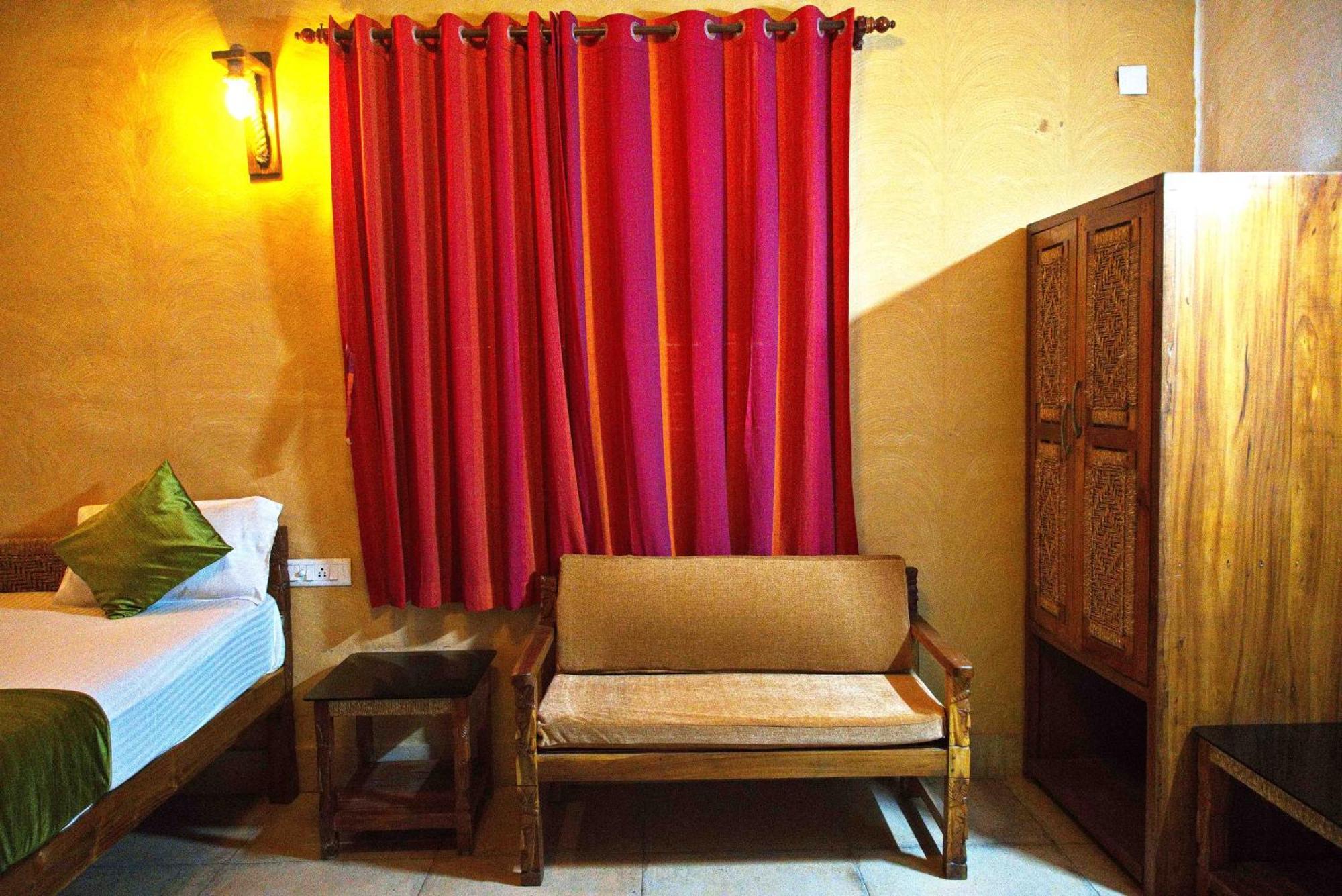 Raktokorobi Karu Gram Hotel Sri Niketan Buitenkant foto