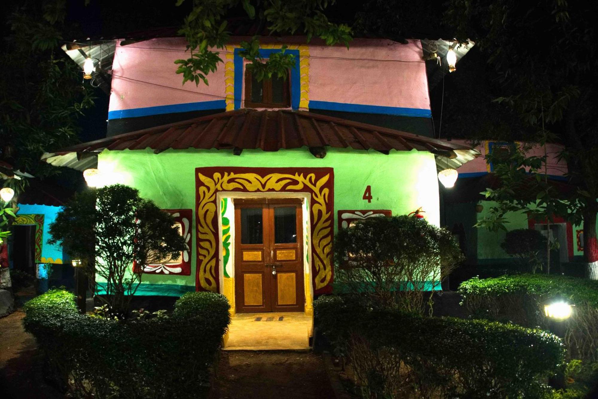Raktokorobi Karu Gram Hotel Sri Niketan Buitenkant foto
