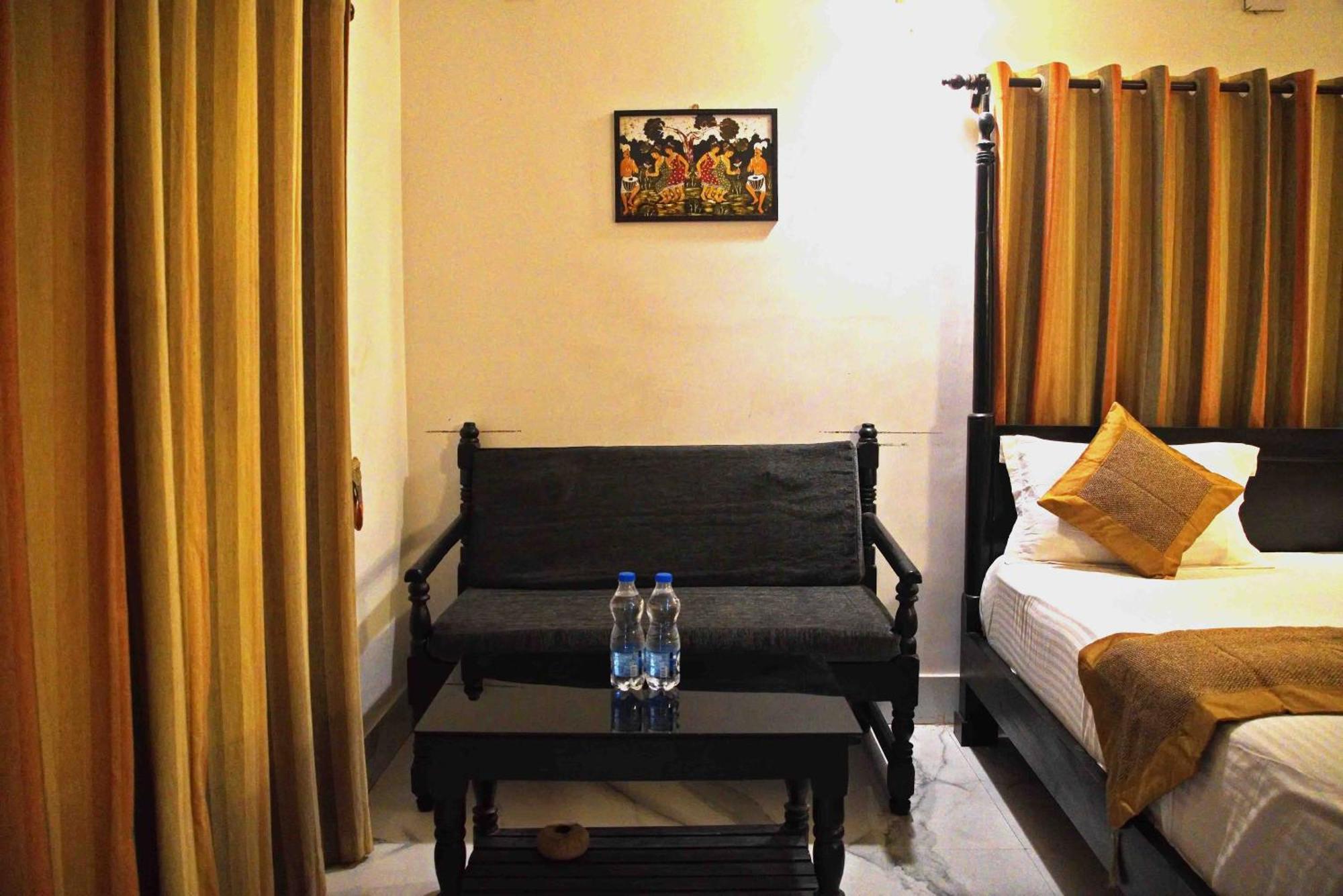 Raktokorobi Karu Gram Hotel Sri Niketan Buitenkant foto